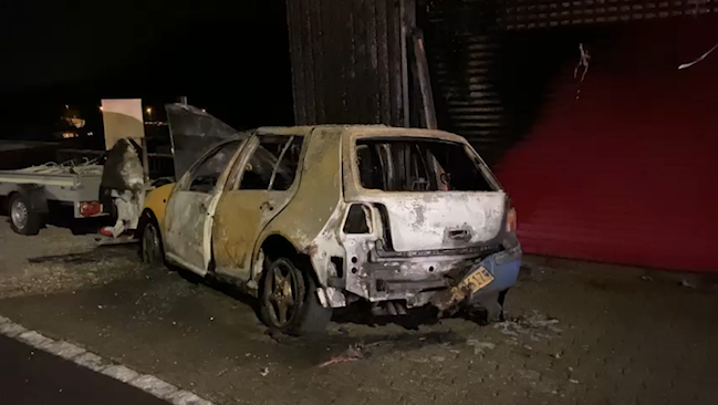 Parkiertes Auto brennt komplett aus und hinterlässt grossen Schaden