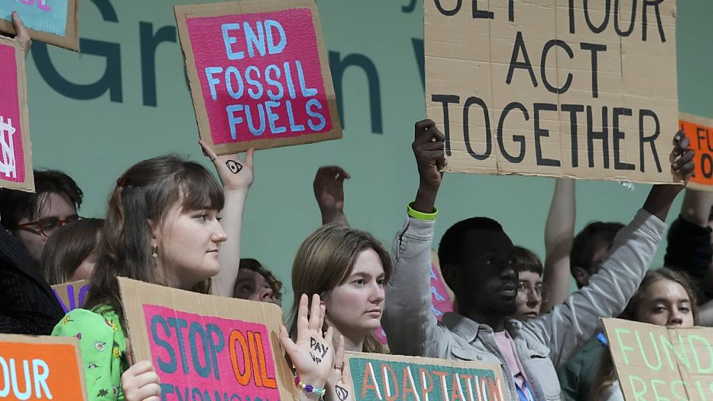 Aktivisten nehmen an einer Demonstration gegen fossile Brennstoffe auf dem UN-Klimagipfel COP29 teil. Foto: Peter Dejong/AP