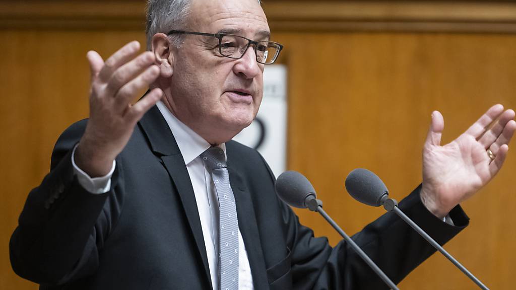 Bundesrat Guy Parmelin wurde am Mittwoch im ersten Wahlgang im Amt bestätigt. (Archivbild)