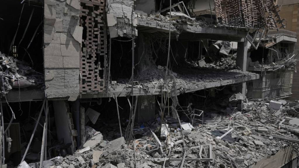 Ein zerstörtes Gebäude, das bei einem israelischen Angriff beschädigt wurde. Foto: Vahid Salemi/AP/dpa
