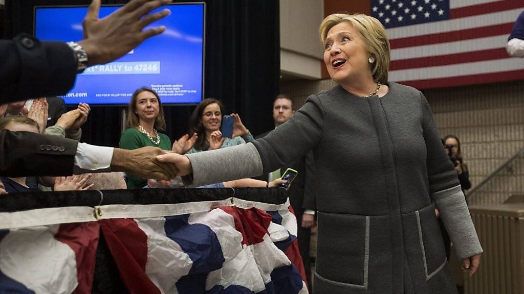 Gilt als Favoritin der Demokraten am «Super Tuesday»: Hillary Clinton schüttelt Hände an einer Wahlkampfveranstaltung im US-Bundesstaat Virginia, wo an diesem Dienstag auch gewählt wird.