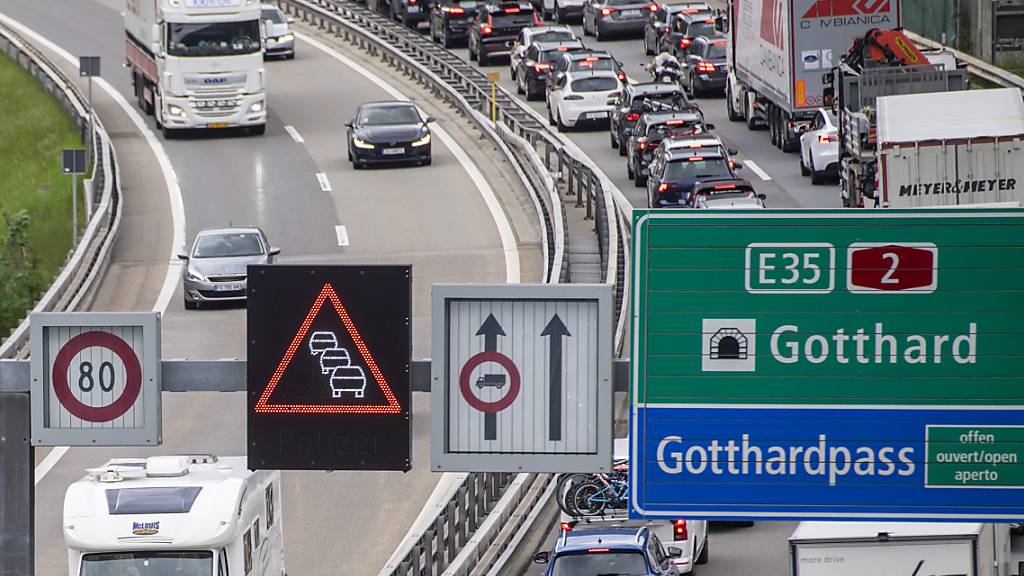 Einmal mehr mussten Autofahrende am Samstag beim Gotthard-Strassentunnel einen unfreiwilligen Zwischenhalt einlegen. (Archivbild)