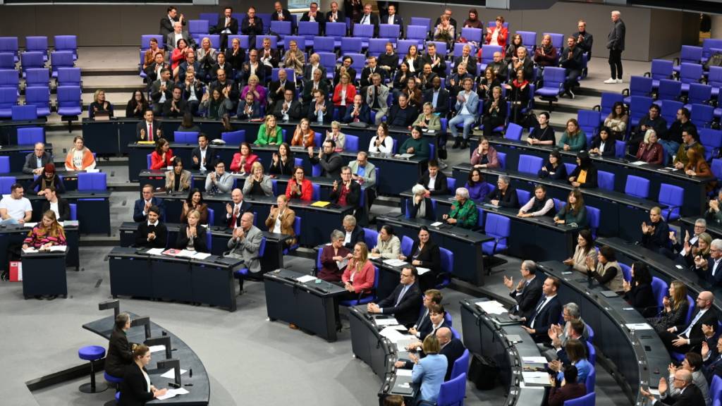 Die Fraktionen von CDU und SPD applaudieren im Bundestag bei der Bekanntgabe des Ergebnisses der Abstimmung. Foto: Christophe Gateau/dpa