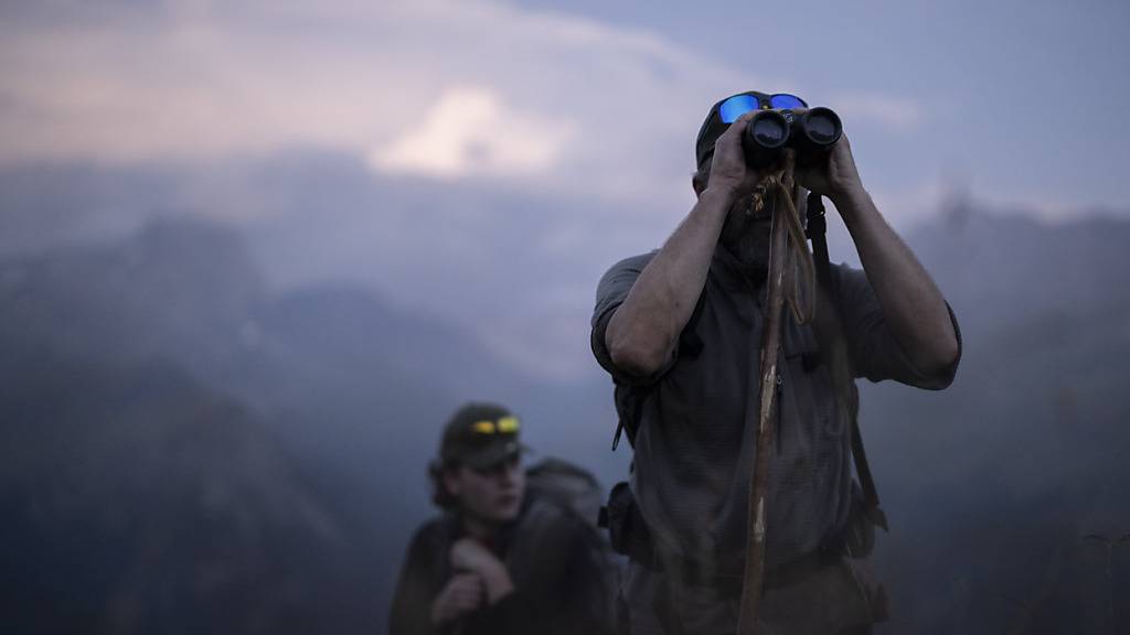 Nomen est omen: Manuel Jäger und sein Sohn Corsin suchen Gamswild zum Start der Bündner Hochjagd am Montag auf der Alp Flix in Surses.