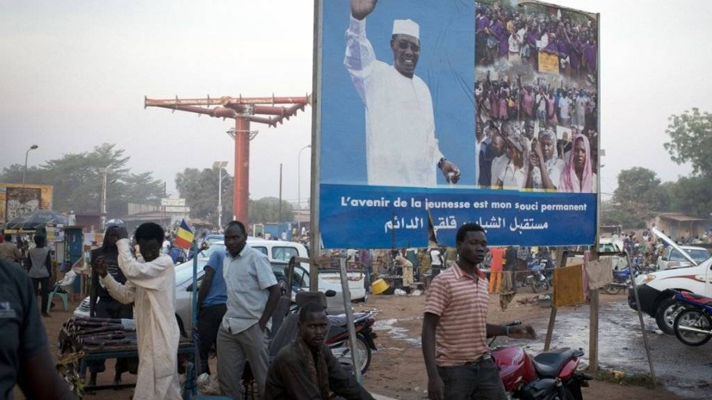 Weil der Clan um den seit 26 Jahren regierenden Präsidenten Idriss Déby Ito (Plakat) korrupt ist, kommt das Geld aus dem Ölexport nicht bei der Bevölkerung des Tschads an.
