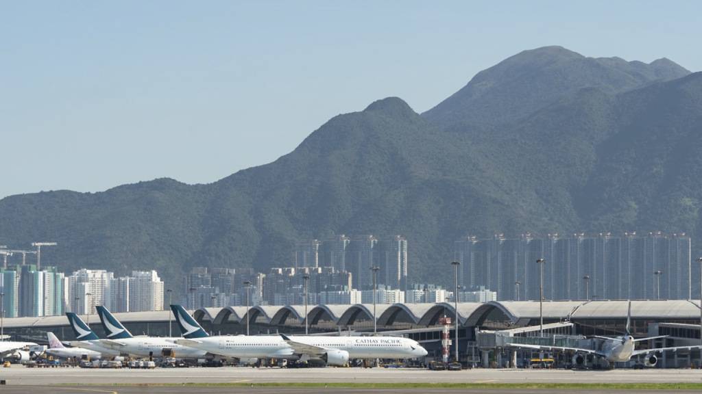 ARCHIV - Flugzeuge von Cathay Pacific auf dem Vorfeld des internationalen Flughafens von Hongkong. Foto: Chan Long Hei/AP/dpa