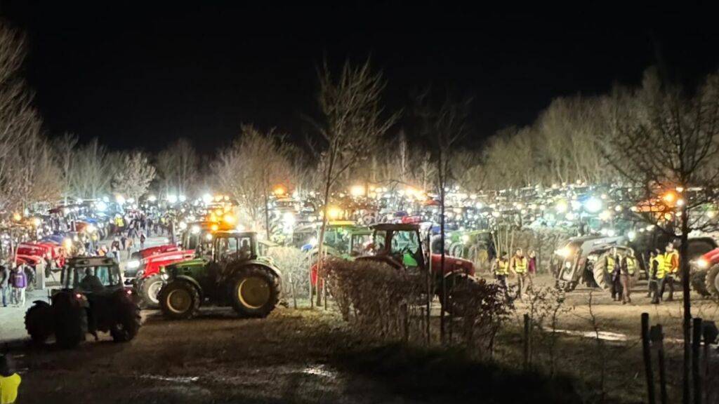 Rund 1000 Personen versammelten sich friedlich zu einem Bauernprotest in Kerzers FR.