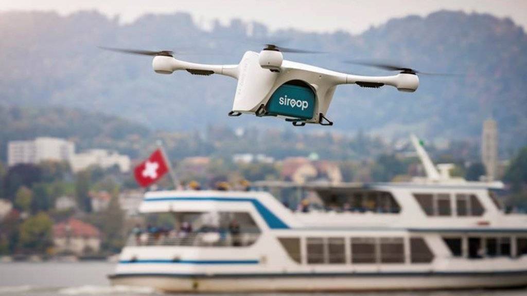 Eine Postdrohne transportiert Laborproben über den Zürichsee. Ausgewählte Drohnenbetreiber in der Schweiz können in einem Testversuch eine automatisierte und manuelle Fluggenehmigung für den Flug in zwei von Skyguide kontrollierten Lufträumen in Lugano und im Kanton Genf anfordern.