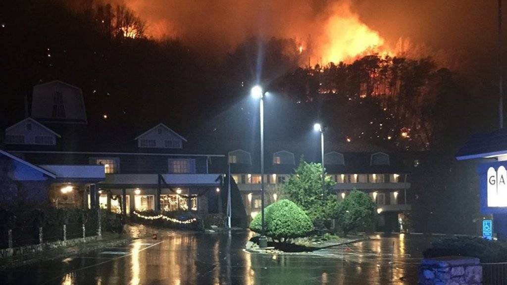 Die Hügel sind in Flammen hinter einer Herberge in Gatlinburg im US-Bundesstaat Tennessee.
