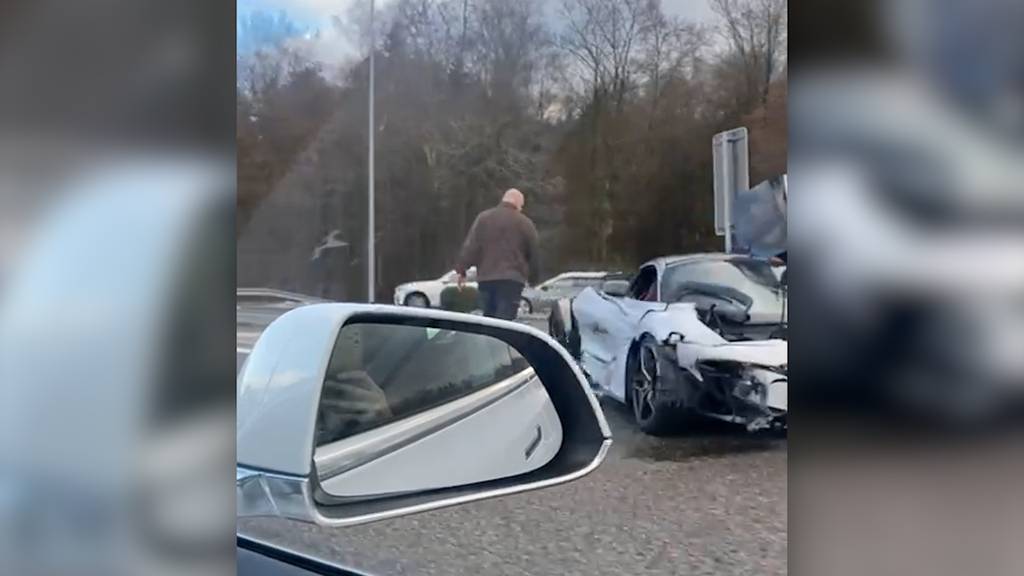 Weisser McLaren verunfallt auf Autobahn in Kölliken – Stau in beide Richtungen