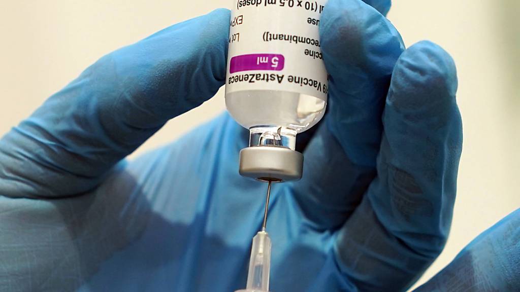 Medizinisches Personal befüllt eine Spritze mit dem Corona-Impfstoff von Oxford/Astrazeneca. Foto: Owen Humphreys/PA Wire/dpa
