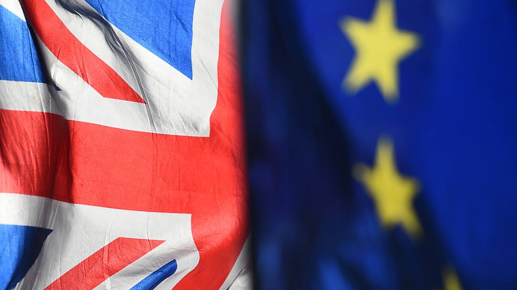 Eine Flagge von Grossbritannien und eine Flagge der Europäischen Union wehen im Wind.