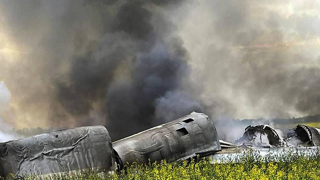HANDOUT - Das Wrack eines Überschallbombers vom Typ Tupolew Tu-22M3. Foto: Governor of the Stavropol region Vladimir Vladimirov Telegram channel/AP/dpa - ACHTUNG: Nur zur redaktionellen Verwendung und nur mit vollständiger Nennung des vorstehenden Credits