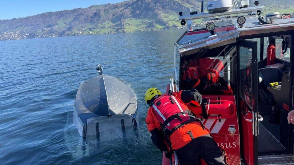 Die Seerettung der Freiwilligen Feuerwehr der Stadt Zug beim Bergen des gekenterten Motorboots.