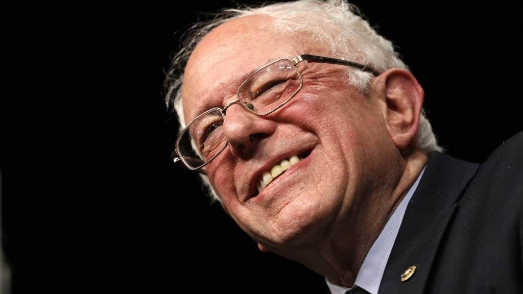 Kann sich über einen Achtungserfolg freuen: Senator Bernie Sanders hat bei den US-Vorwahlen der Demokraten überraschend in Michigan gewonnen.