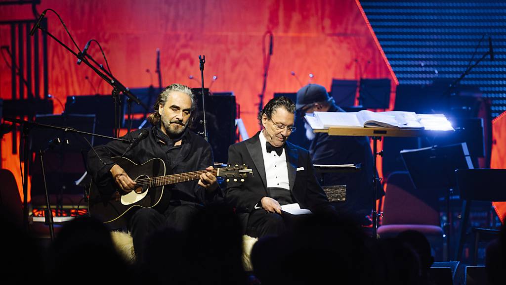 Chansonnier Stephan Eicher begleitet Schriftsteller Martin Suter bei einer musikalischen Lesung. (ZVG)