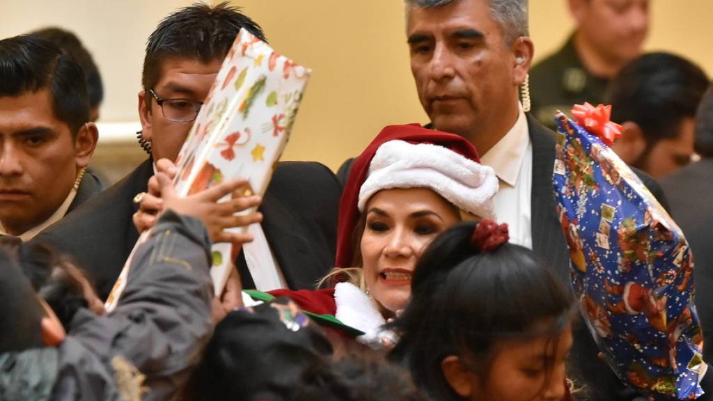 Interimspräsidentin Jeanine Áñez verteilt Geschenke an minderbemittelte Kinder. (Archivbild)
