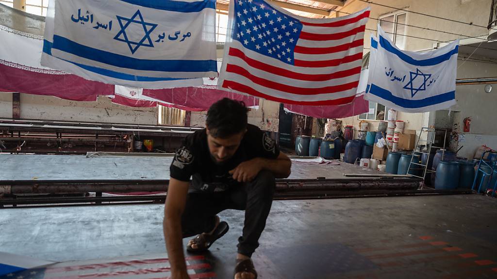 PRODUKTION - Im iranischen Chomein werden auch US-Flaggen hergestellt. Seit Kriegsbeginn sind die Bestellungen für die Flaggen gestiegen. Foto: Arne Bänsch/dpa