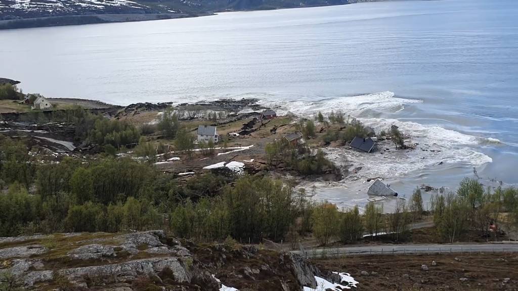 Norwegen: Erdrutsch reisst Häuser ins Meer