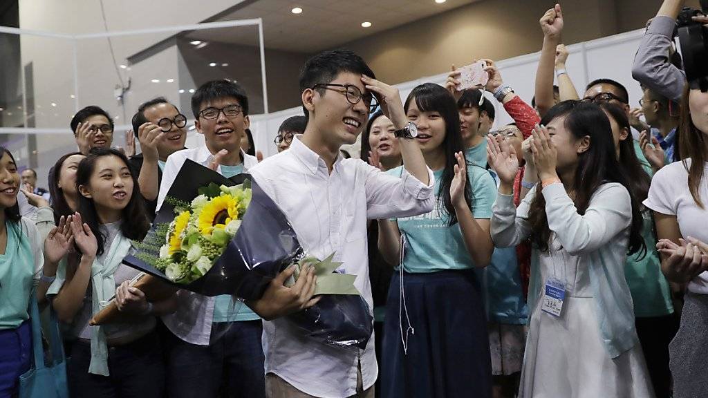 Peking-kritische Aktivisten feiern in Hongkong ihren Wahlerfolg.