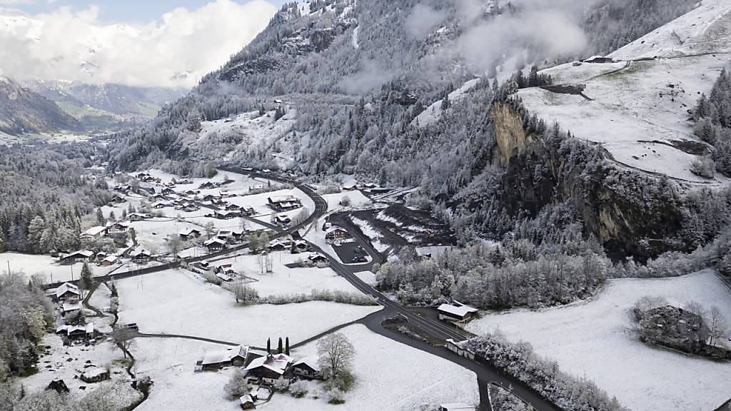 Sicht auf das Dorf Mitholz mit der Felswand rechts im Bild, in welchem sich das ehemalige Munitionsdepot befindet.
