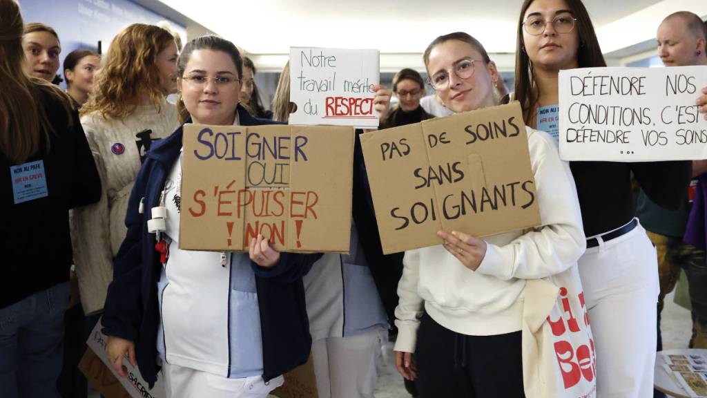 An der Versammlung des streikenden Personals des Freiburger Spitals HFR nahmen am Mittwochmorgen 100 Personen teil.