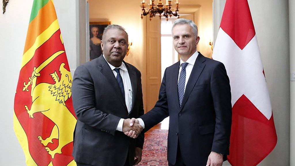 Bundesrat Didier Burkhalter (r.) und sein Amtskollege, Aussenminister Mangala Samaraweera, aus Sri Lanka.