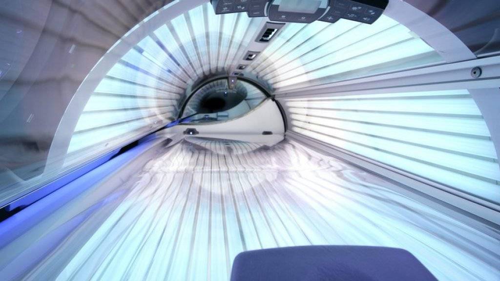 Die Strahlung, die in Solarien verwendet wird, kann langfristig Hautkrebs verursachen. Der Bundesrat will Minderjährigen deshalb den Zutritt künftig untersagen. (Symbolbild)