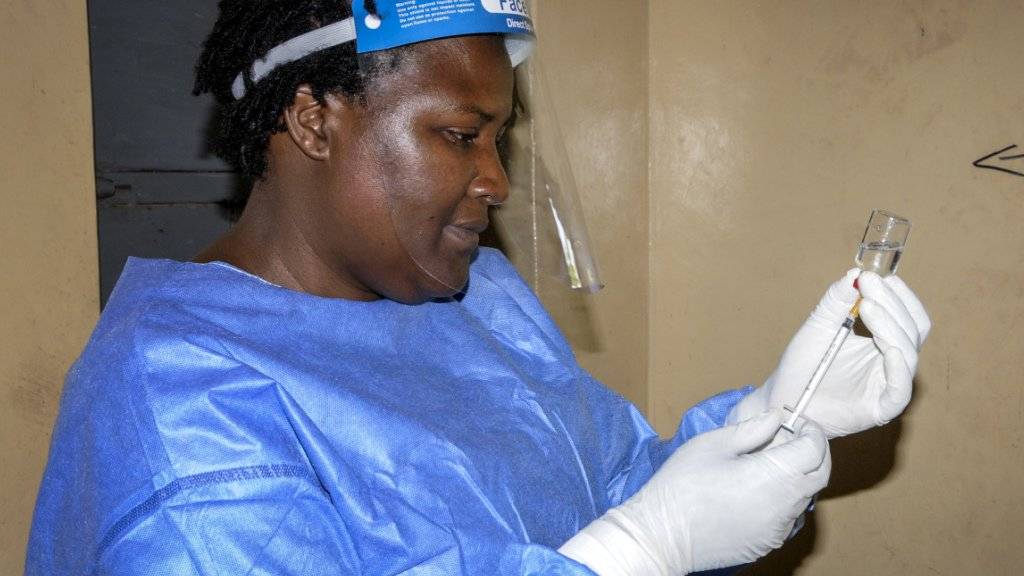 In Uganda sind vier Ebola-Impfteams unterwegs, nachdem eine Kongolesin an Ebola gestorben ist, die auch im Nachbarland Uganda auf dem Markt gewesen war.