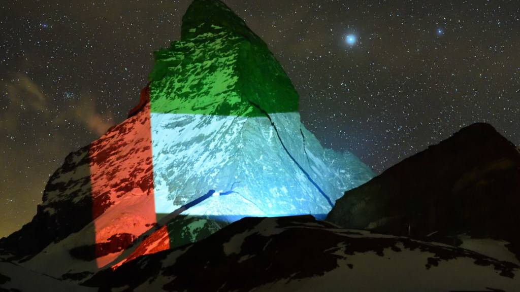 Am letzten Freitag erstrahlte die Flagge der Vereinigten Arabischen Emirate das Matterhorn. (Bild: Light Art by Gerry Hofstetter / Foto Michael Kessler)