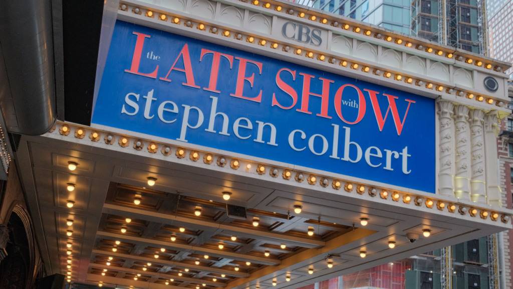 Eine Tafel am Theater weist auf die letzte «Late Show» mit Stephen Colbert hin. Im vergangenen Sommer hatte der TV-Sender CBS überraschend angekündigt, die Show abzusetzen. Foto: Milo Hess/ZUMA Press Wire/dpa