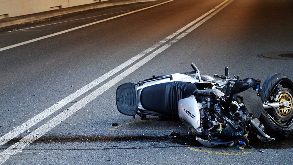 Solche Unfälle will die Beratungsstelle für Unfallverhütung (bfu) möglichst verhindern. In einem neuen Bericht fordert sie verstärkte Verkehrssicherheit für Töff- und Velofahrer sowie Fussgänger. (Symbolbild)