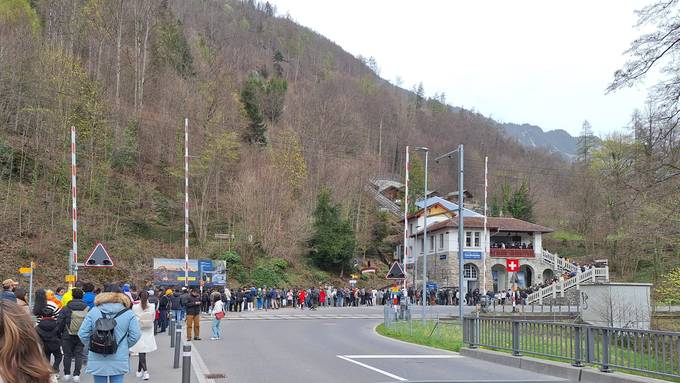 Ausflügler stehen vor Harderbahn in Interlaken Schlange