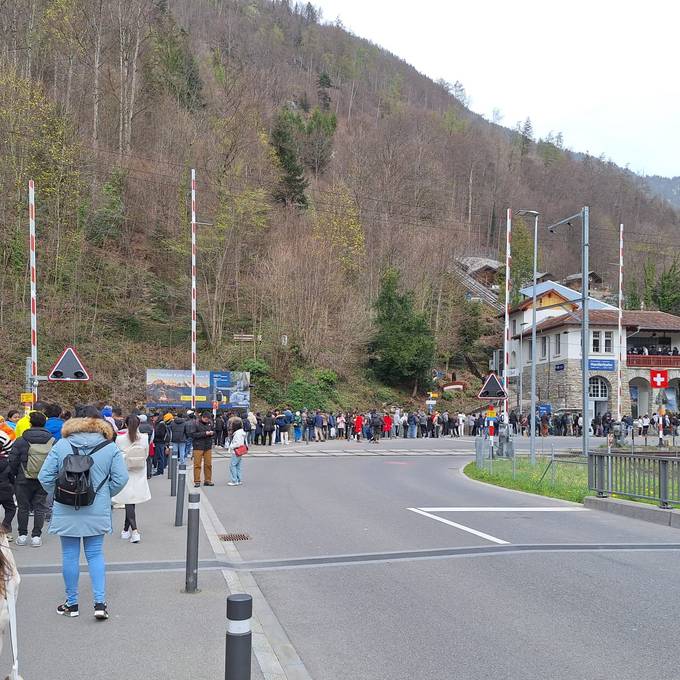 Ausflügler stehen vor Harderbahn in Interlaken Schlange