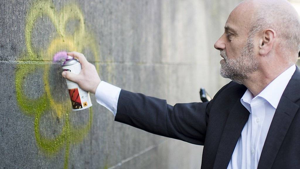Der Zürcher Stadtrat André Odermatt demonstriert das neue Graffitischutz-System der Stadt.