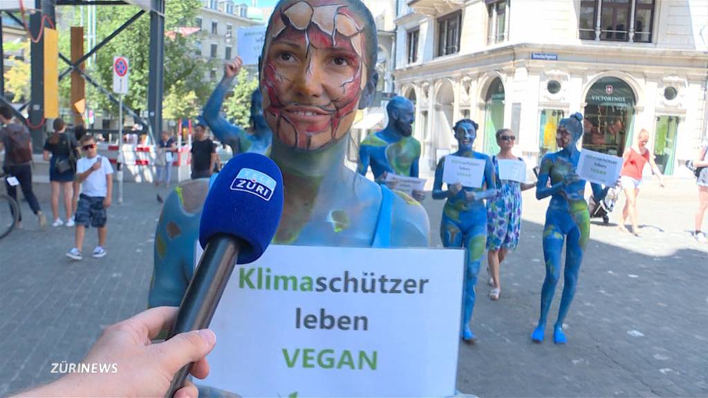 Halbnackt fürs Klima: Veganer demonstrieren in Zürich