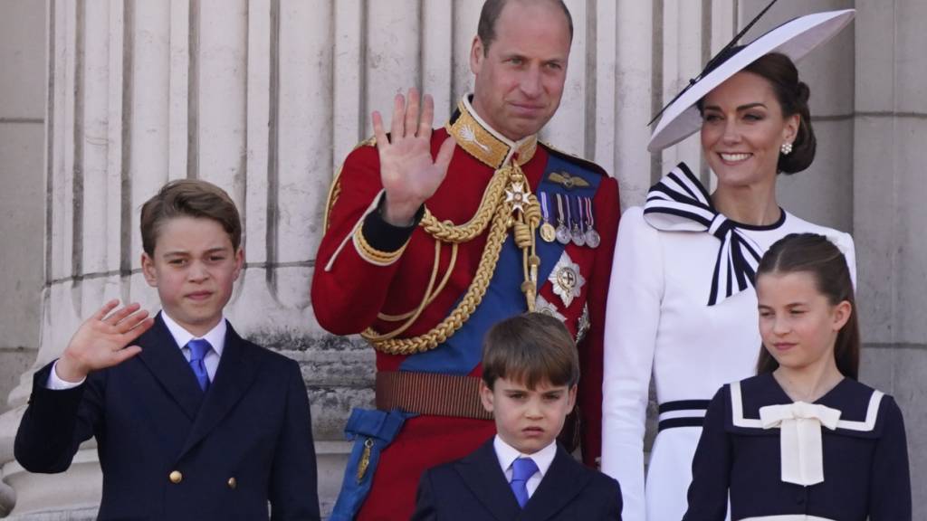 dpatopbilder - Prinzessin Kate steht mit ihrem Mann William und den gemeinsamen Kindern Prinz George (l-r), Prinz Louis und Prinzessin Charlotte nach der «Trooping the Color»-Zeremonie auf dem Balkon des Buckingham Palace. Foto: Alberto Pezzali/AP