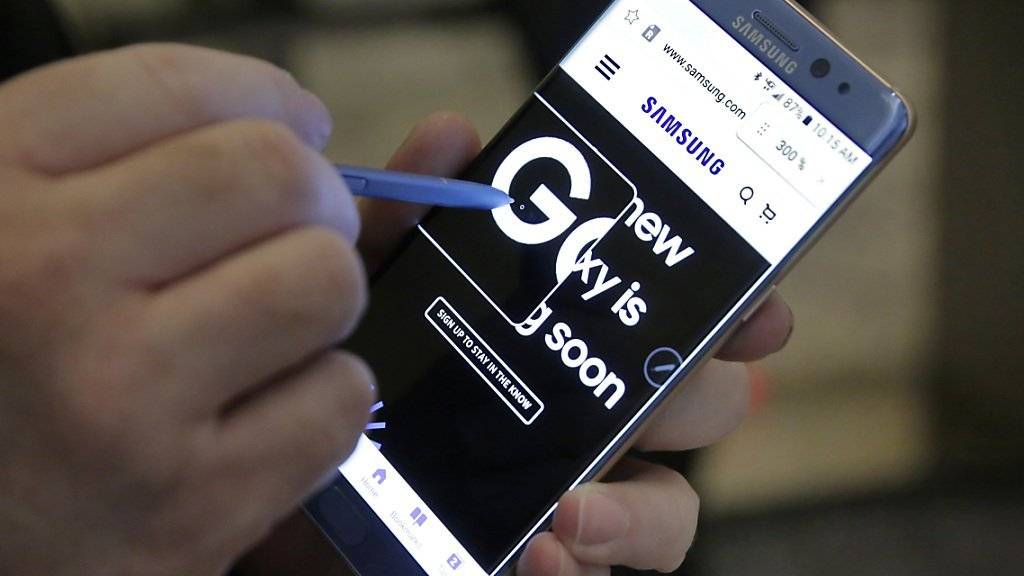 Mit der Lancierung des neuen Smartphones Galaxy Note 7 wollte Samsung Konkurrent Apple eigentlich zuvorkommen. Explodierende Akkus dürften die Smartphonekäufer nun aber wieder in die Arme des iPhone-Herstellers treiben.