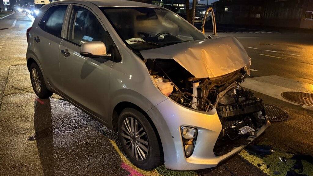 In Winterthur sind am Dienstagmorgen drei Autos ineinander gekracht. Der Lenker des hintersten Autos erlitt mittelschwere Verletzungen.