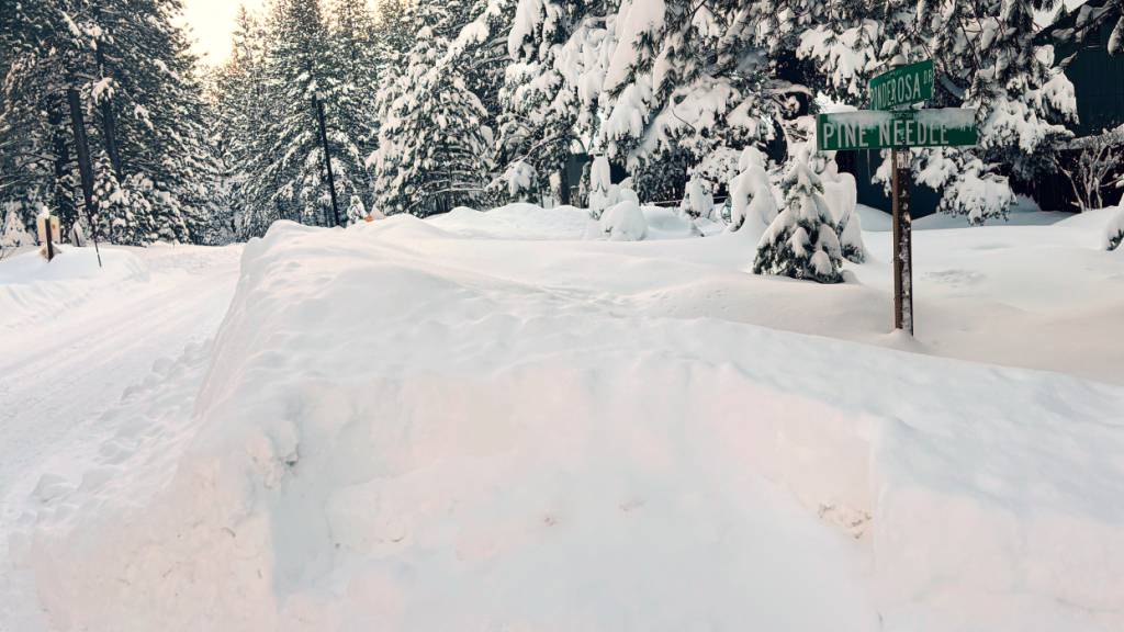 Schnee türmt sich entlang einer Straße in Kalifornien. Foto: Brooke Hess-Homeier/FR172061 AP/AP/dpa