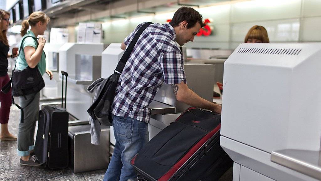 Swiss- und Edelweiss-Kunden müssen künftig am Flughafen Zürich nicht mehr zwingend mit dem Gepäck an den Check-in-Schalter. Sie können ihre Reisekoffer zuhause abholen und direkt einchecken lassen. (Symbolbild)