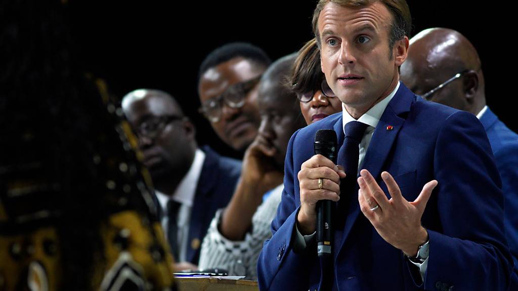 ARCHIV - Frankreichs Präsident Emmanuel Macron spricht 60 Jahre nach dem blutigen Massaker an Algeriern in Paris. Foto: Daniel Cole/AP/dpa