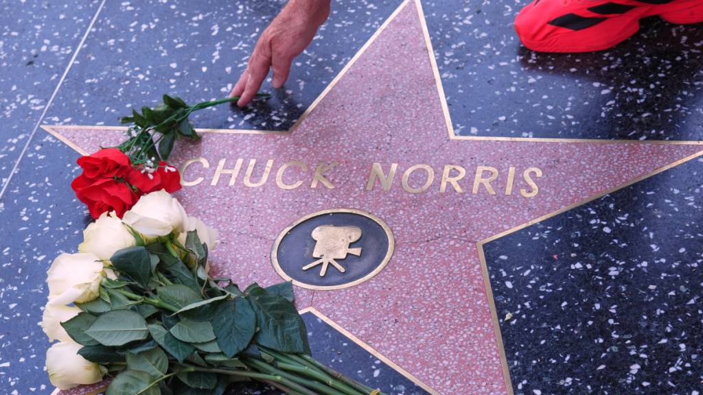 Tod von Chuck Norris - Stars und Politiker nehmen Abschied