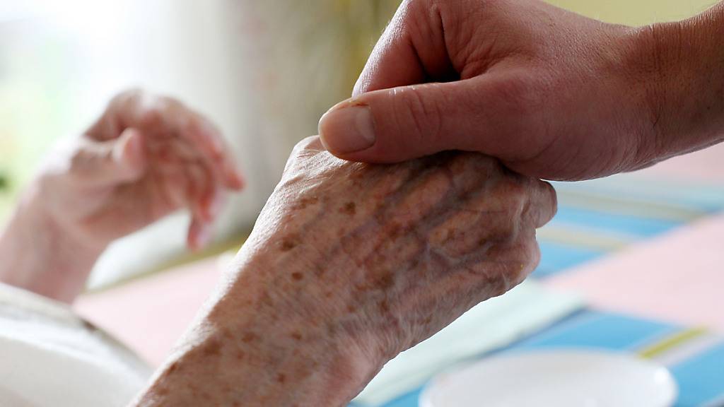 Der Urner Landrat hat an seiner April-Session die kantonale Umsetzung der Pflegeinitiative besprochen. (Symbolbild)