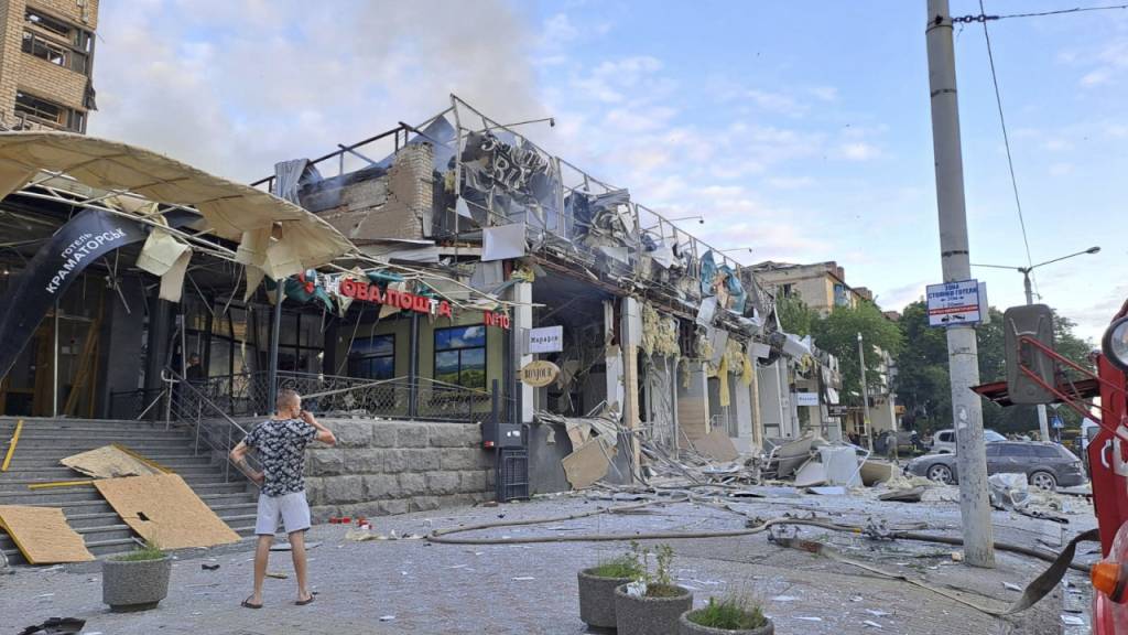 HANDOUT - Ein Mann blickt in Kramatorsk auf eine Ladenzeile, die durch einen russischen Angriff zerstört wurde. Foto: Donetsk regional administration/AP/dpa - ACHTUNG: Nur zur redaktionellen Verwendung und nur mit vollständiger Nennung des vorstehenden Credits