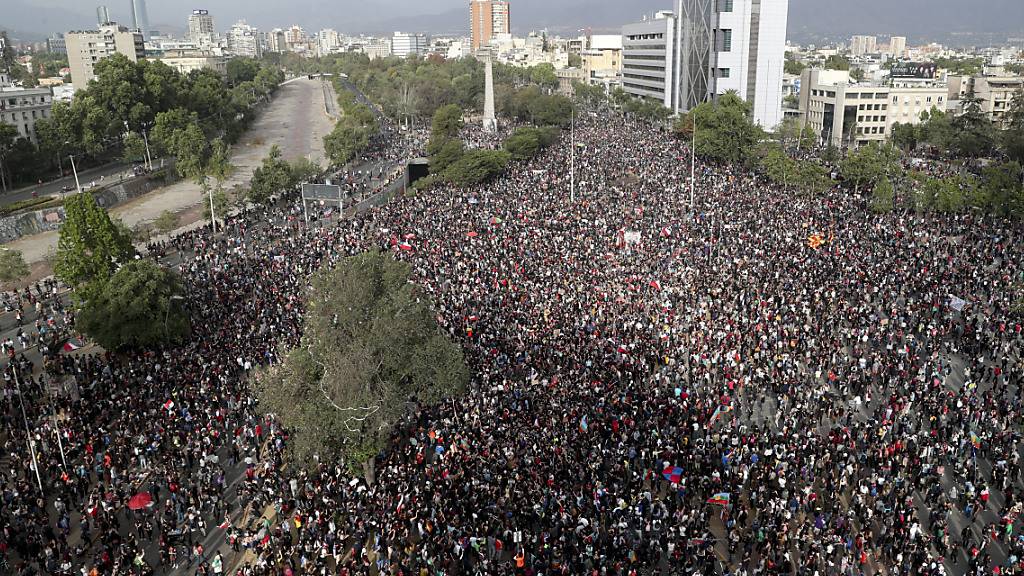 Demonstranten in Panik: Während Anti-Regierungs-Protesten in Chiles Hauptstadt Santiago ereignete sich ein Erdbeben der Stärke 6,0.