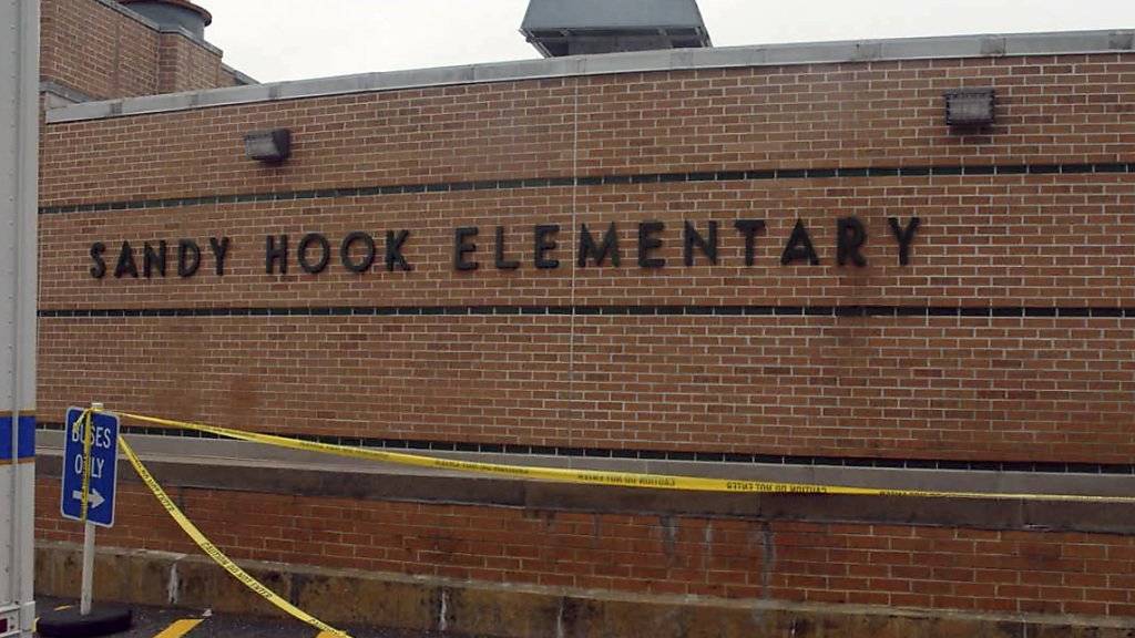 Ein junger Attentäter tötete im Dezember 2012 an der Sandy-Hook-Grundschule in Newtown im US-Bundesstaat Connecticut 20 Kinder und sechs Erwachsene. Jetzt kriegen mehrere Opferfamilien eine Entschädigung. (Archivbild)