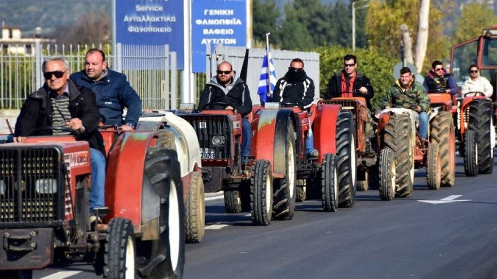 10'000 Traktoren blockieren Griechenlands Strassen. Die Bauern protestieren gegen die Erhöhung ihrer Beiträge für die Rentenversicherung.