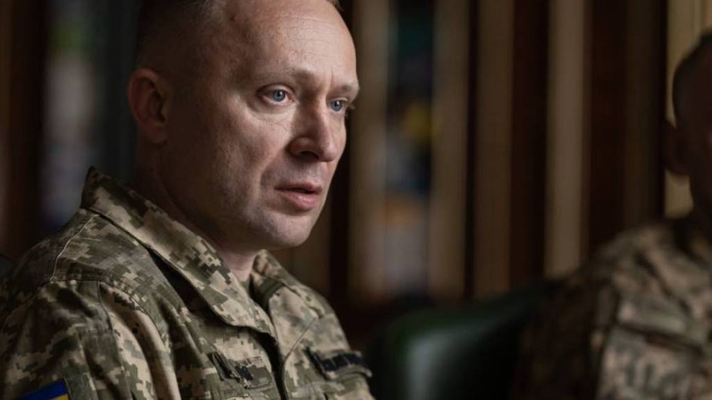 HANDOUT - Dieses vom Pressebüro des ukrainischen Präsidenten zur Verfügung gestellte Foto zeigt den neuen Oberbefehlshaber der ukrainischen Streitkräfte, Mychajlo Drapatyj, während seines Treffens mit dem ukrainischen Präsidenten Selenskyj. Foto: Uncredited/Ukrainian Presidential Press Office/AP/dpa - ACHTUNG: Nur zur redaktionellen Verwendung im Zusammenhang mit der aktuellen Berichterstattung und nur mit vollständiger Nennung des vorstehenden Credits