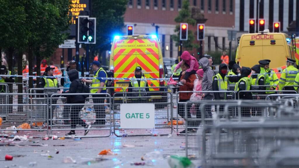 Polizei und Rettungskräfte sind in der Water Street in Liverpool im Einsatz, nachdem ein Auto während der Premier-League-Siegerparade in eine Menschenmenge gefahren ist. Foto: Jon Super/AP/dpa